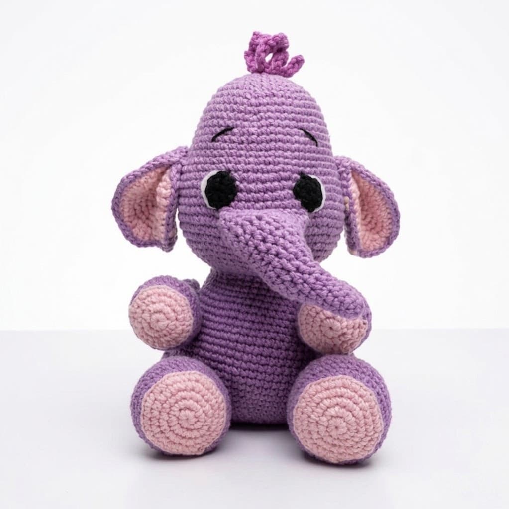 Amigurumi de elefantinha em crochê lilás