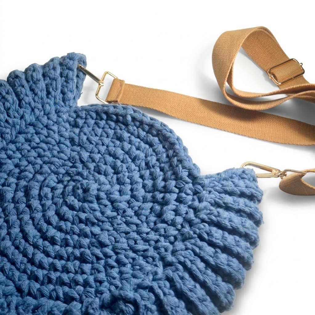 Bolsa de crochê azul com alça de tecido