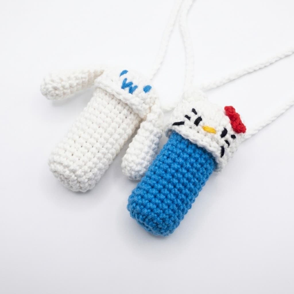 Estojo de crochê com carinha de gatinho e cordão para pendurar