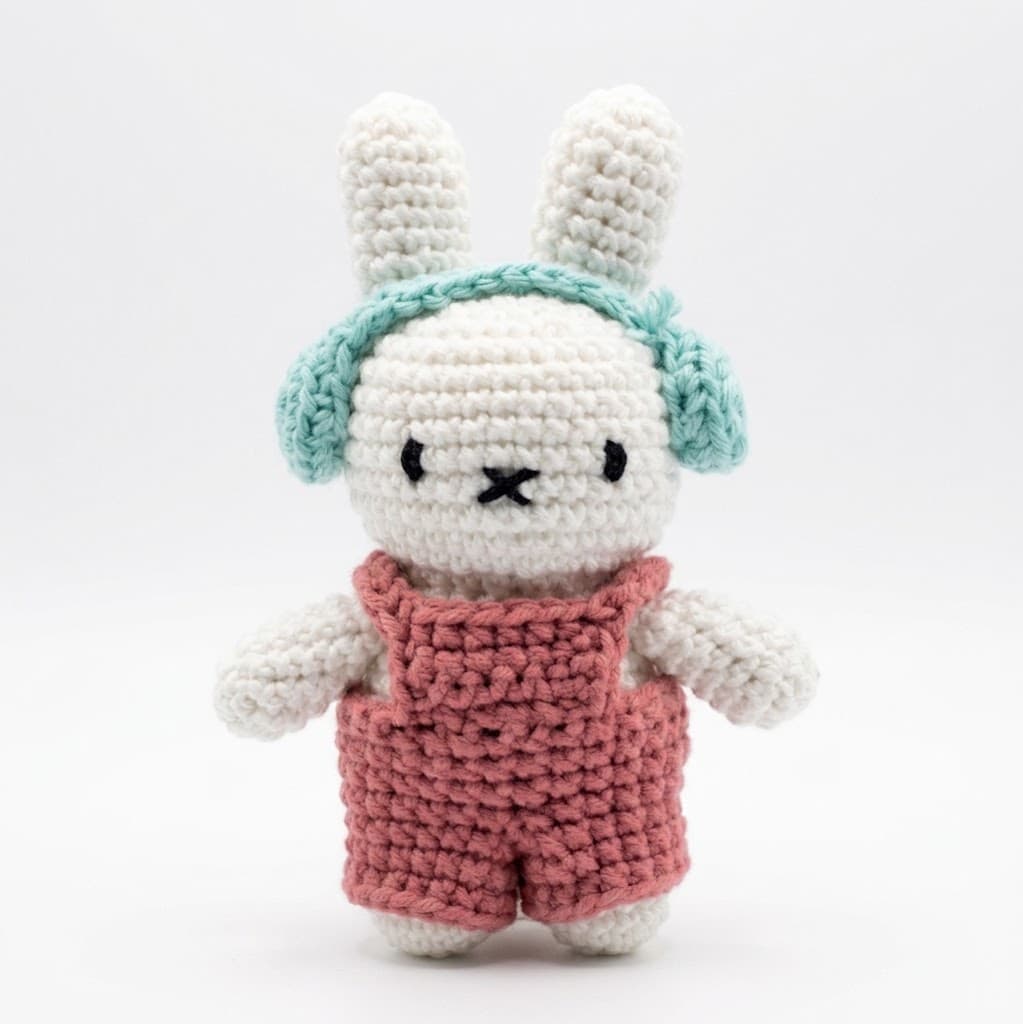 Amigurumi de coelha em crochê branco com macacão rosa