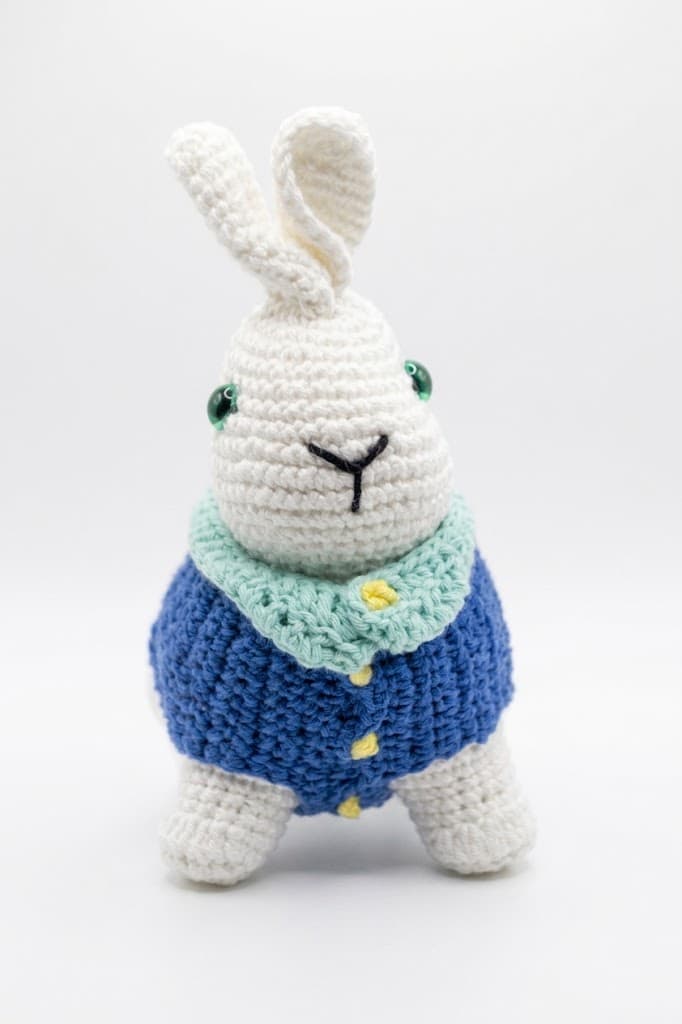 Amigurumi de coelha em crochê branco com macacão rosa